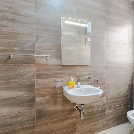 Brand New 3 Bdr 2 Bth H12 Apartment *