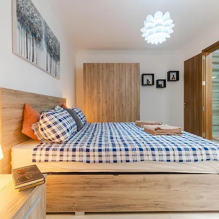 Apartment Brand New 3 Bdr 2 Bth H12 *
