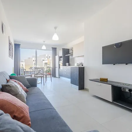 Apartment Brand New 3 Bdr 2 Bth H12 *