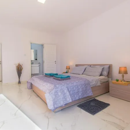 Brand New 3 Bdr 2 Bth H12 *