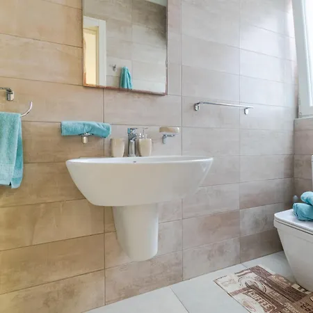 Brand New 3 Bdr 2 Bth H12 דירה