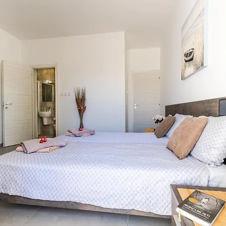 Brand New 3 Bdr 2 Bth H12 דירה *