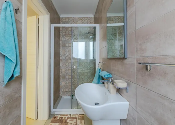 Brand New 3 Bdr 2 Bth H12 Daire *