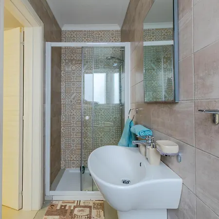 Brand New 3 Bdr 2 Bth H12 Daire *